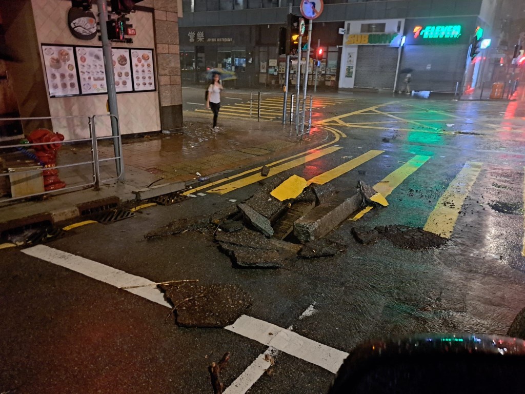 环翠道有大块沥青石屎被雨水冲了出来。植洁铃提供