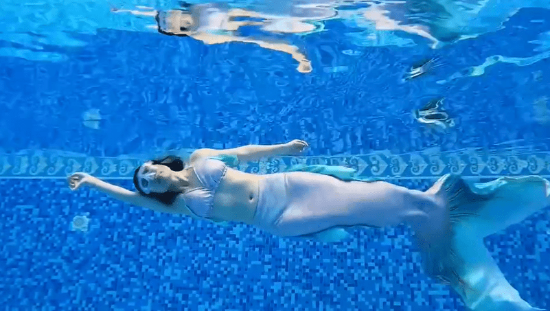 美人魚體驗是指穿著魚尾游泳。（小紅書截圖，非當事人） 