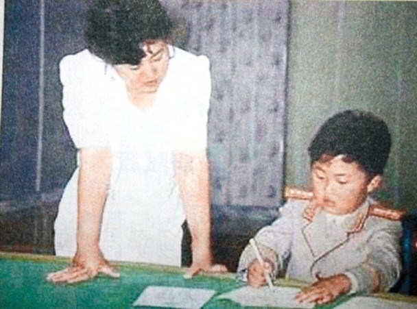 高英姬與少年時代的金正恩身邊。(網圖)