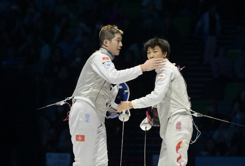 張家朗(左)戰勝曾昭然,奪得銅牌。 張家朗(左)戰勝曾昭然,奪得銅牌。