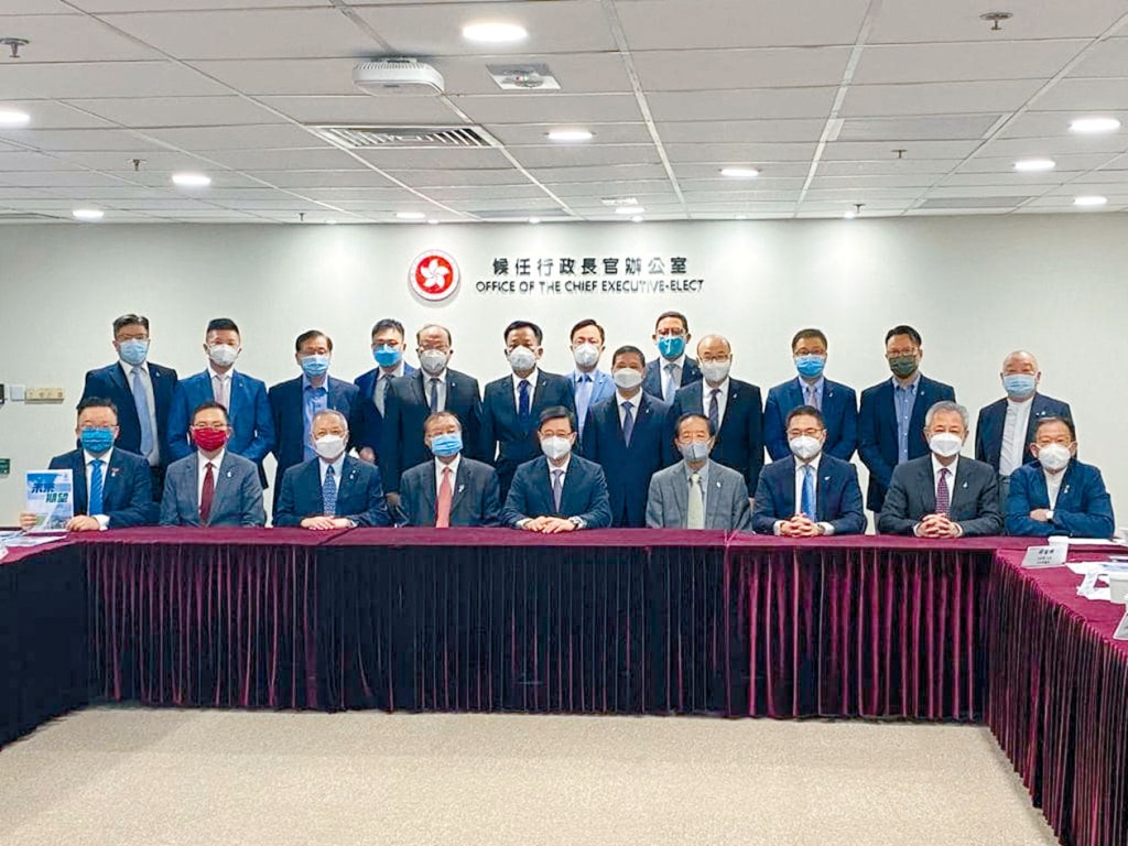 自由黨一眾成員與李家超會面。 