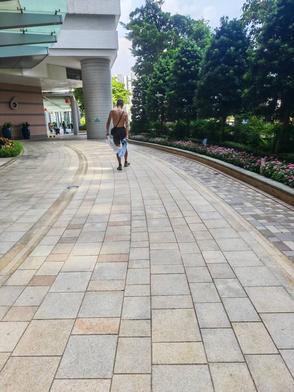 將軍澳私樓維景灣畔有住戶不滿街坊赤裸上身,偷拍後放上網公審。 (Facebook圖片) 將軍澳私樓維景灣畔有住戶不滿街坊赤裸上身,偷拍後放上網公審。 (Facebook圖片)