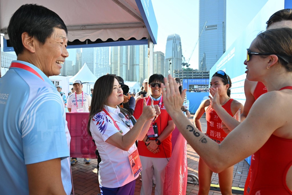 羅淑佩祝賀港隊贏得鐵人三項混合接力賽銀牌。羅淑佩fb 羅淑佩祝賀港隊贏得鐵人三項混合接力賽銀牌。羅淑佩fb