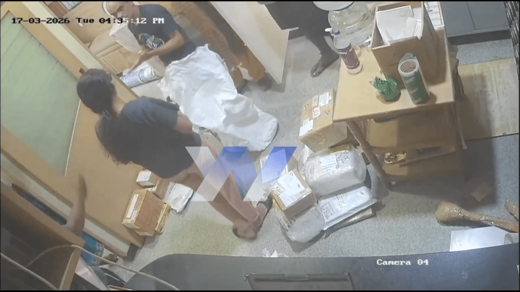 老翁从麻布袋中出来差点断气。 X@path2shah