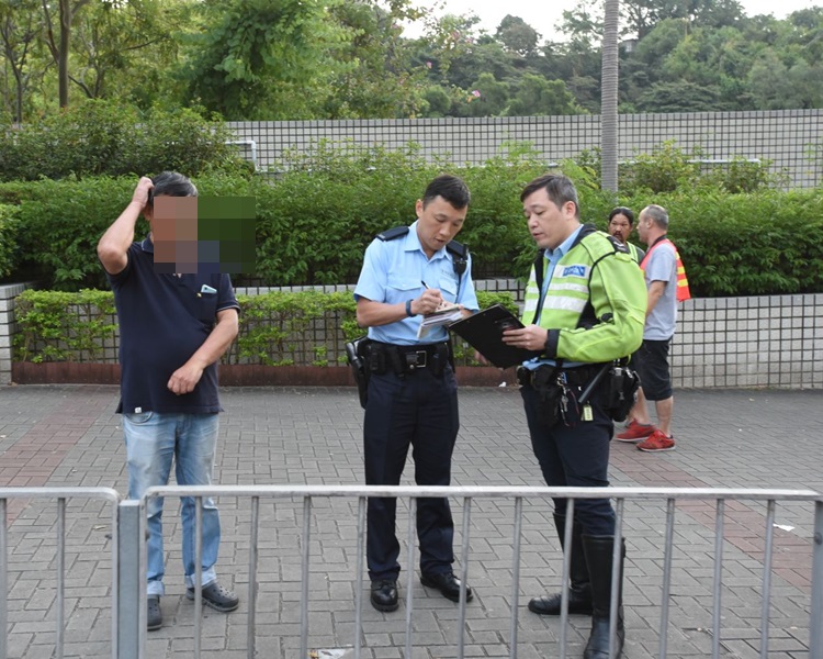 警員進行紀錄。丁志雄攝