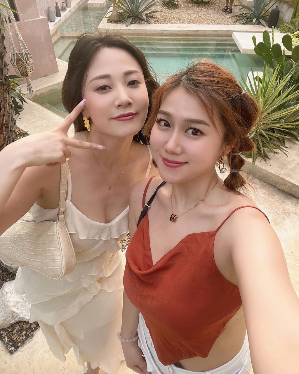 朱晨丽（左）早前与好友白云去泰国玩。
