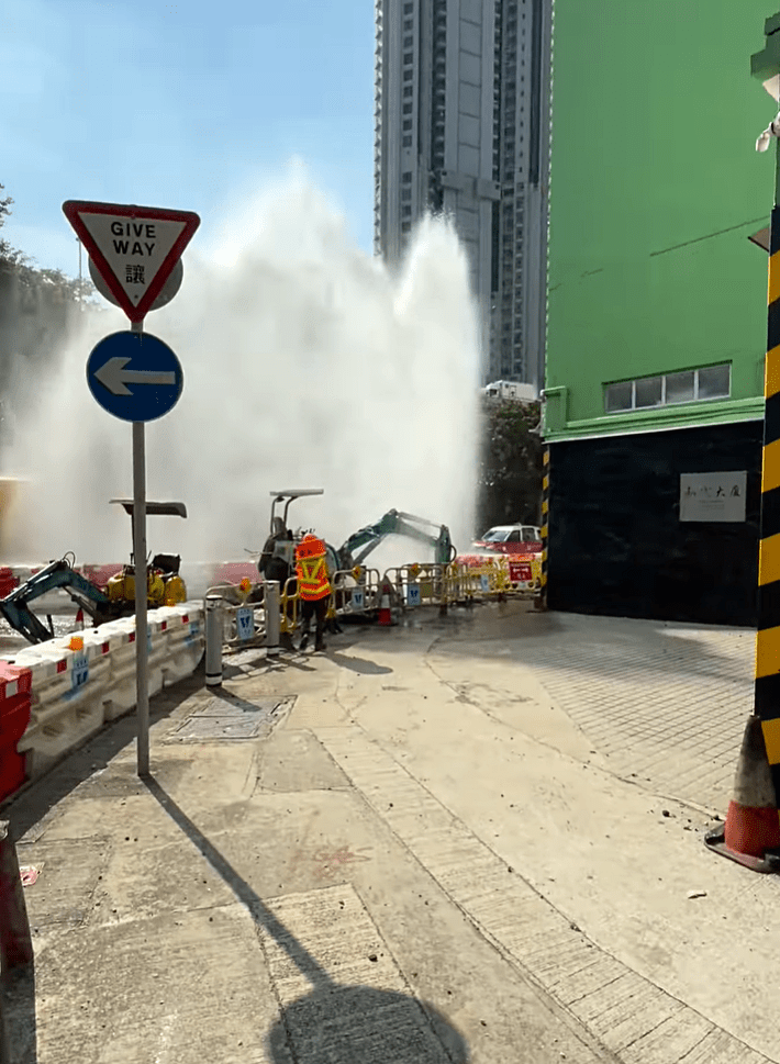 地下喷出巨大水柱。fb：大湾区内的香港人 