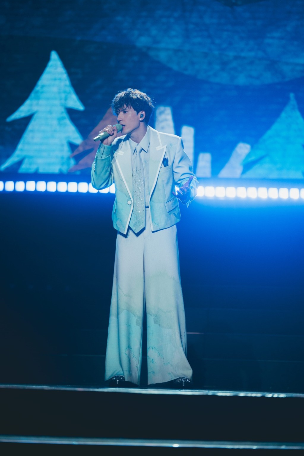 關智斌澳門騷唱《眼紅館》彌補啟德遺憾。