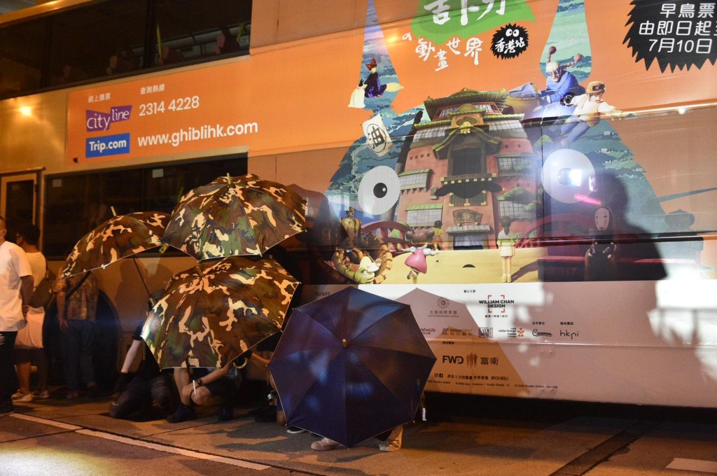 示威者包圍旺角警署