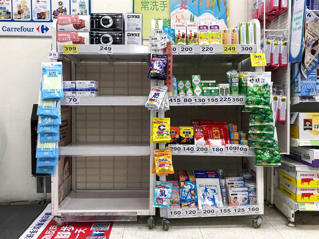 台灣民眾搶購口罩、消毒用品及廁紙。網上圖片