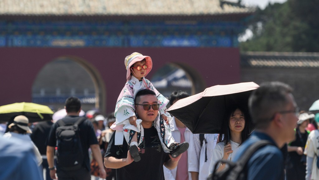 五一假期，家長帶小朋友在北京天壇遊玩。　新華社