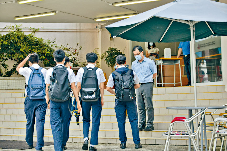多校有校友發起網上聯署反對「港區國安法」及《國歌條例草案》，教育局強調不容政治入侵校園。　