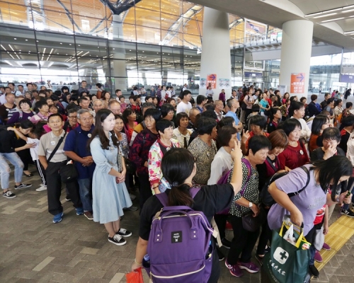 市民可透過「入境處流動應用程式」查閱各陸路邊境管制站的估計輪候過關狀況。