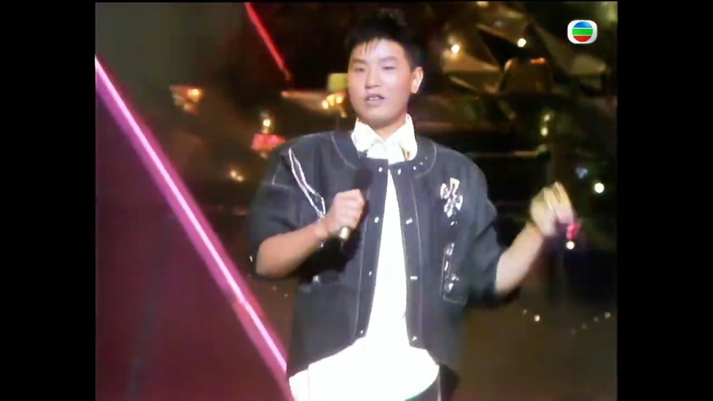 黃翊以張國榮快歌《Stand Up》參賽。 黃翊以張國榮快歌《Stand Up》參賽。