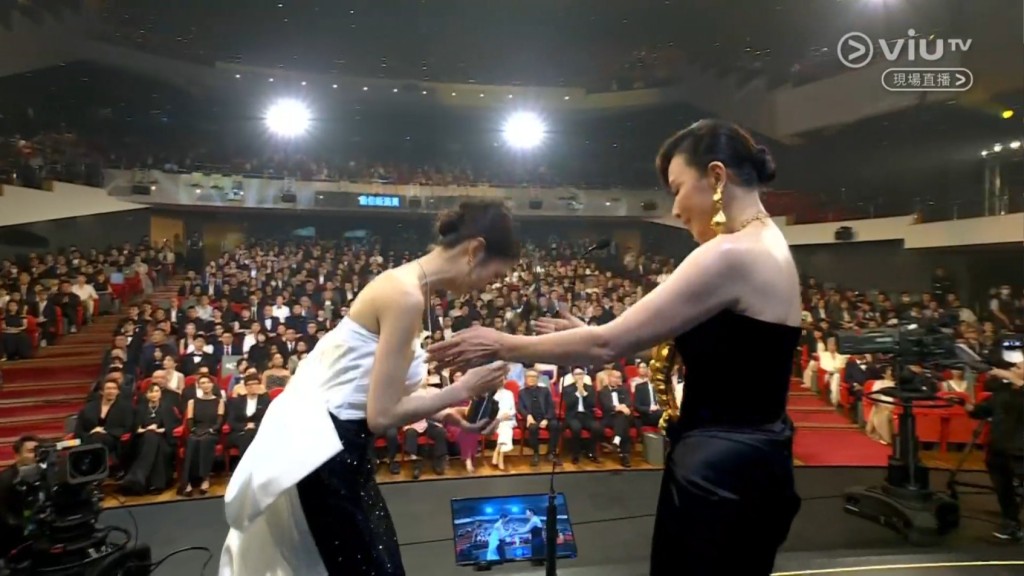 谢咏欣从影后刘嘉玲手上接过奖项。