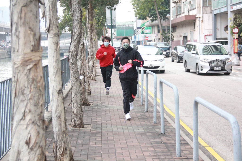 Alan拉埋阿Tim跑街keep fit,為將來合體備戰。