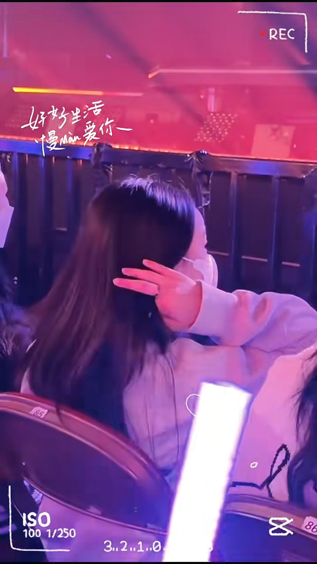 朱麗蒨身穿黑色Dior衛衣,而劉向蕙則穿著白色長袖上衣配超短百摺裙,兩母女齊齊戴上白色口罩坐在台下的首排觀看演出,非常低調。 朱麗蒨身穿黑色Dior衛衣,而劉向蕙則穿著白色長袖上衣配超短百摺裙,兩母女齊齊戴上白色口罩坐在台下的首排觀看演出,非常低調。