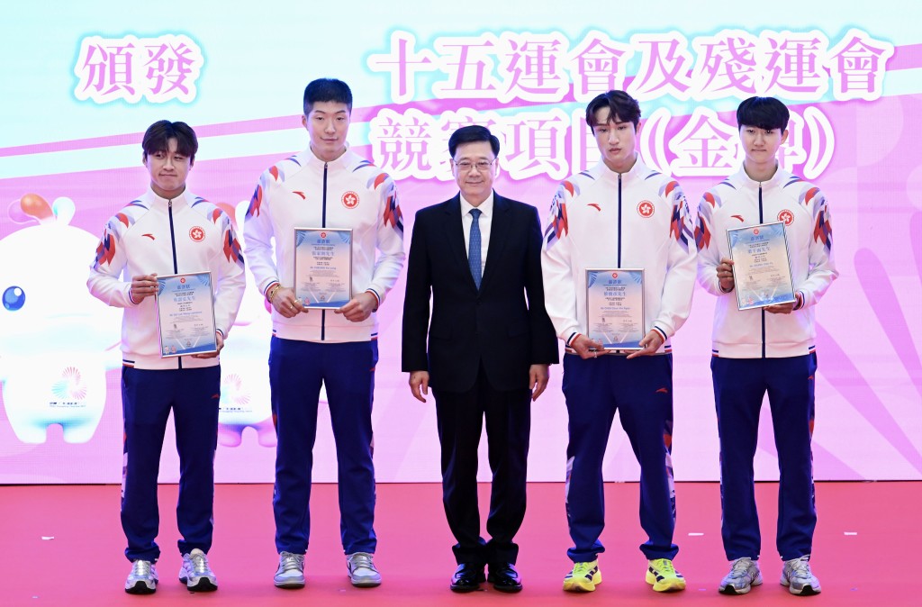 張家朗、蔡俊彥、梁千雨和吳諾弘在男子花劍團體賽中奪得香港首面全運會擊劍金牌，獲李家超嘉許。