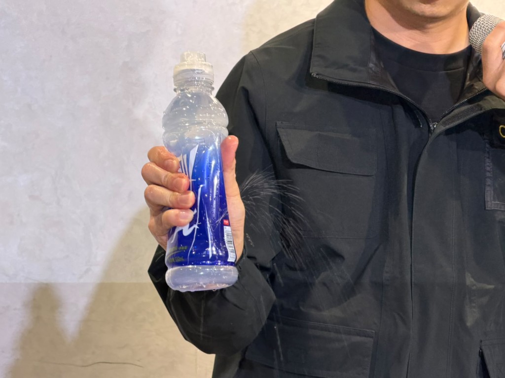 如用力按压胶樽,可令积水在易撕线的空隙喷射出来,令人觉得会有一个渗透现象。 如用力按压胶樽,可令积水在易撕线的空隙喷射出来,令人觉得会有一个渗透现象。