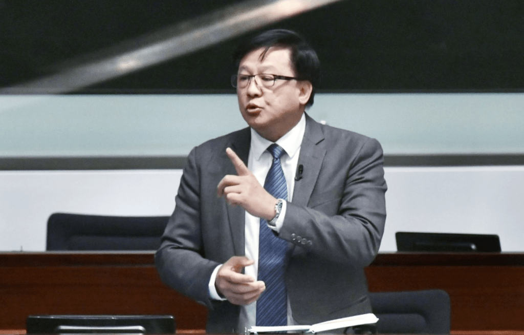 有報道稱何君堯「辣㷫」財爺，「內副」一職瀕臨被「搣柴」。