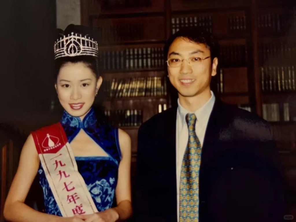 鄔友正旗下品牌當年是港姐贊助商之一,曾與佘詩曼合照。 鄔友正旗下品牌當年是港姐贊助商之一,曾與佘詩曼合照。
