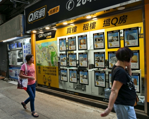 Q房網集團於香港共設有9間分店，全線員工約500人，後勤員工約30人。