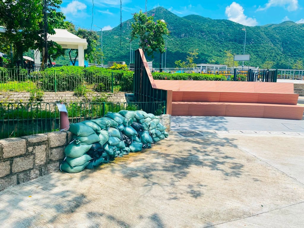 渠務署於大澳放置沙包供有需要市民取用。FB:下水水 渠務署於大澳放置沙包供有需要市民取用。FB:下水水