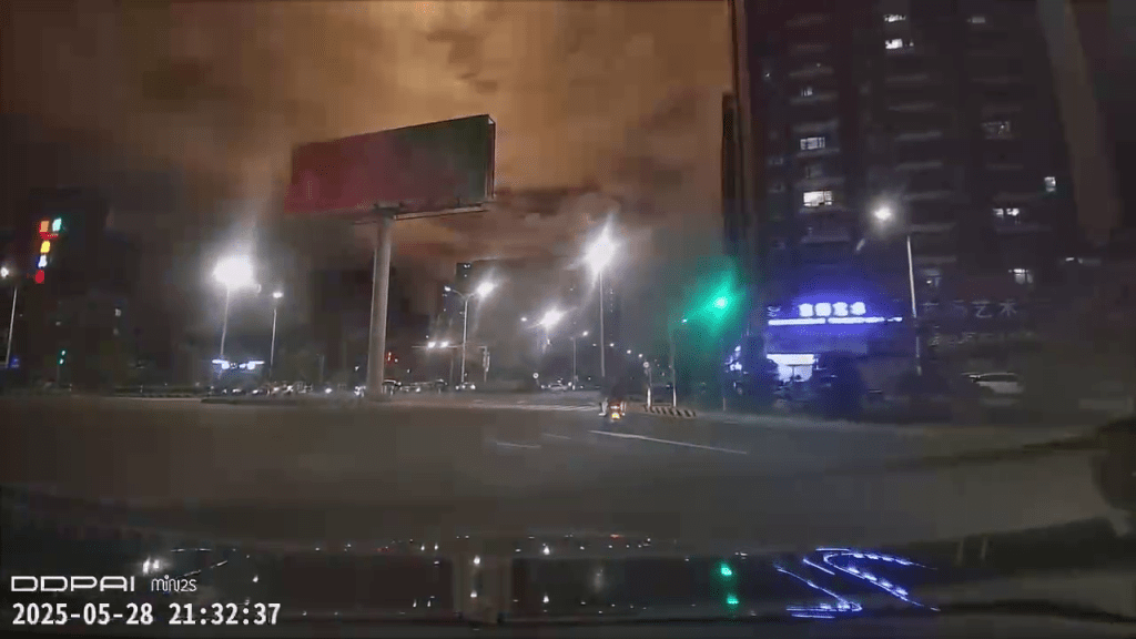 原本漆黑一片的天空，被火流星照亮了。