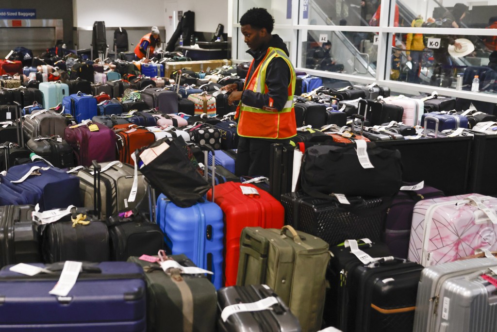 旅客無法登機機場變成行李陣。美聯社