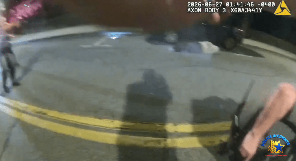 美17歲少年欲跳橋輕生後作罷,跑向警察遭連開10槍射殺。PoliceIncident@X 美17歲少年欲跳橋輕生後作罷,跑向警察遭連開10槍射殺。PoliceIncident@X