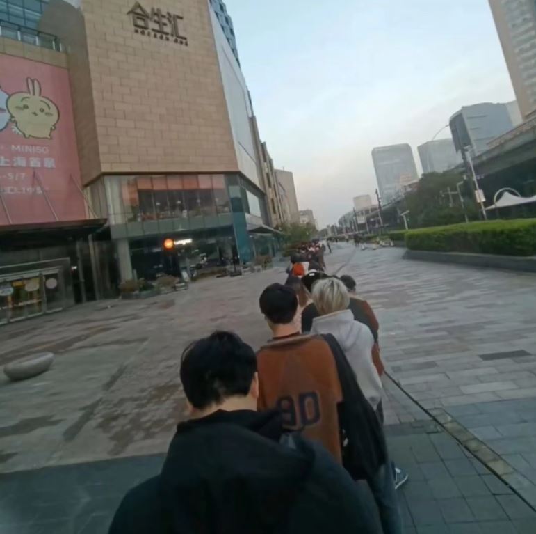 大批上海民众到五角场合生滙通宵排队。