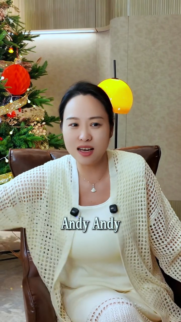 她大讚朱麗蒨的人品,稱其為「賢妻良母」。 她大讚朱麗蒨的人品,稱其為「賢妻良母」。