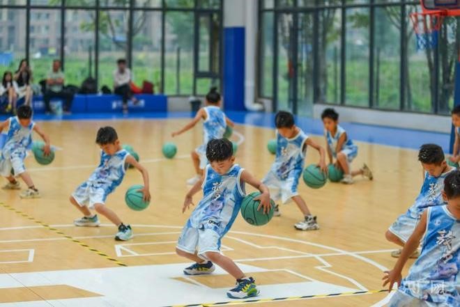 河南商丘一間農村幼稚園的「軍訓式」體育堂體育堂,吸引逾千省外家長問入學。央廣網 河南商丘一間農村幼稚園的「軍訓式」體育堂體育堂,吸引逾千省外家長問入學。央廣網