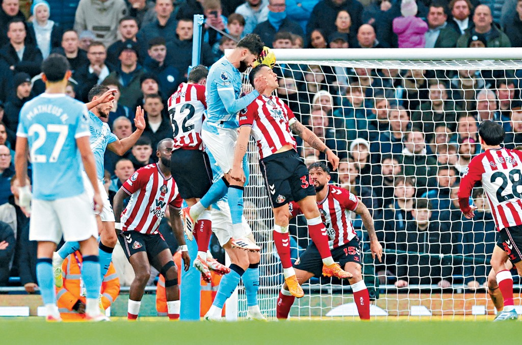 曼城中堅加華度爾(中)頭槌建功。