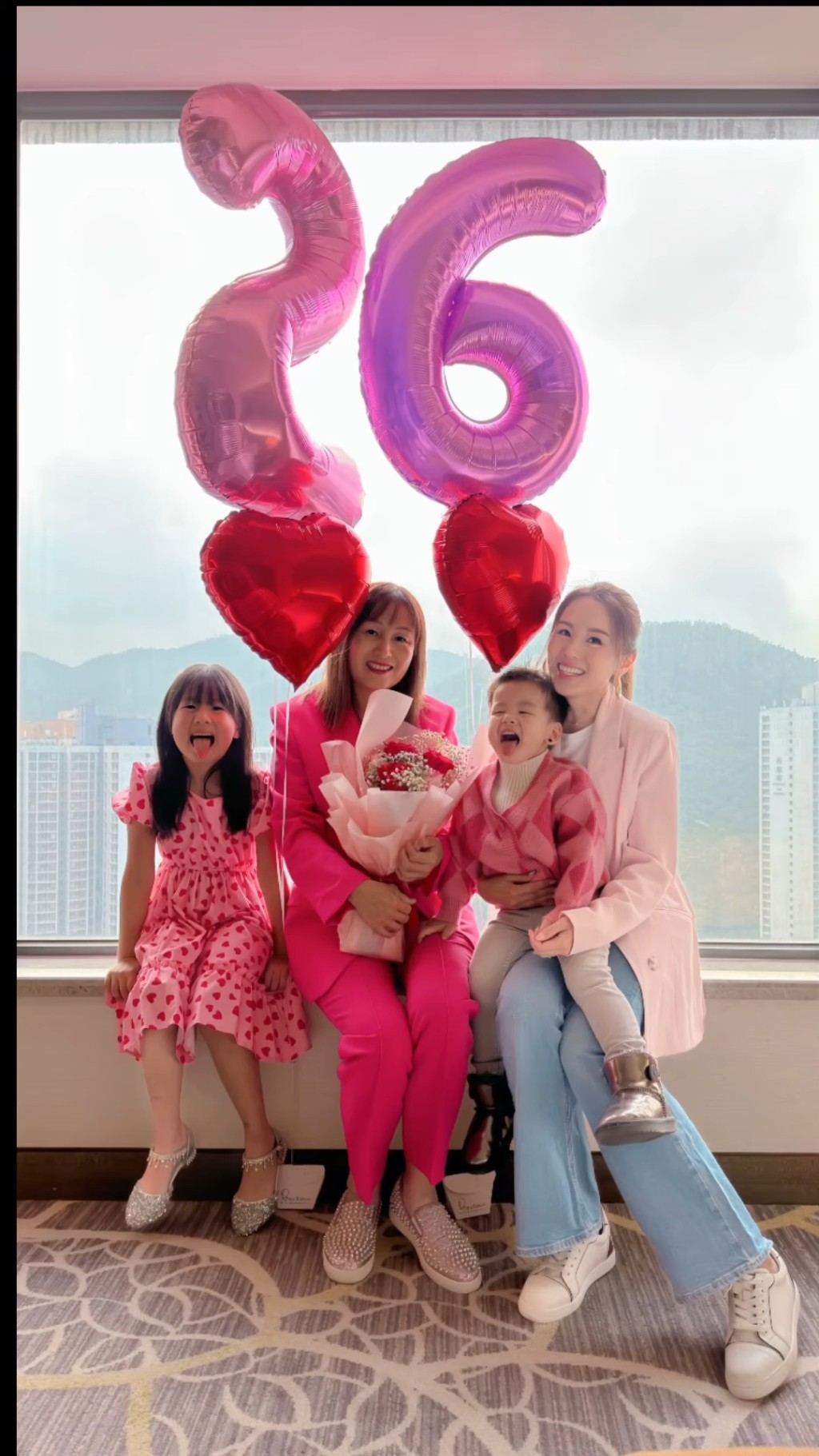 楊母生日會的dress code主題是粉紅色，楊母打扮新潮，穿上桃紅色西裝踩著鍋釘鞋比女兒還有型。