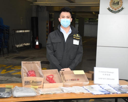 警方展示涉案物品。