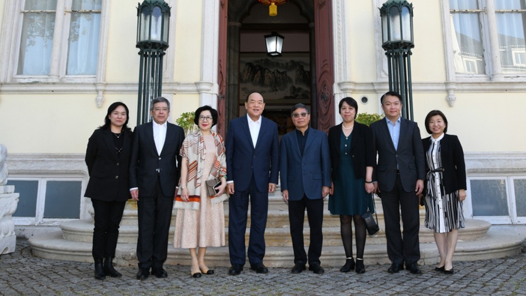 贺一诚与中国驻葡萄牙大使赵本堂等双方代表合影。澳门新闻处图片