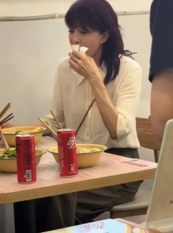 鄭裕玲於零濾鏡下更見瘦削。 鄭裕玲於零濾鏡下更見瘦削。
