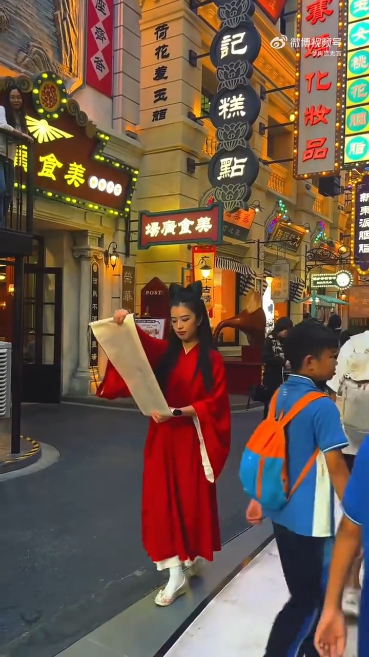外表酷似王祖贤的刘文迪在佛山广东千古情景区出现成为网络话题。微博@再赏无言