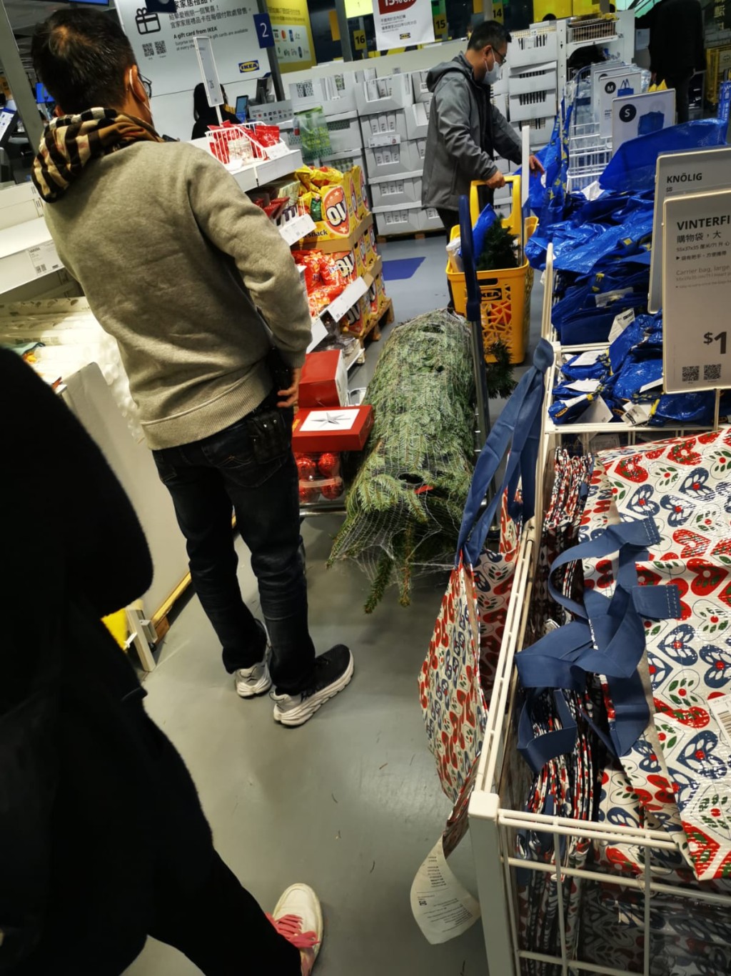 九龙湾IKEA分店现抢购真圣诞树热潮。(读者提供)