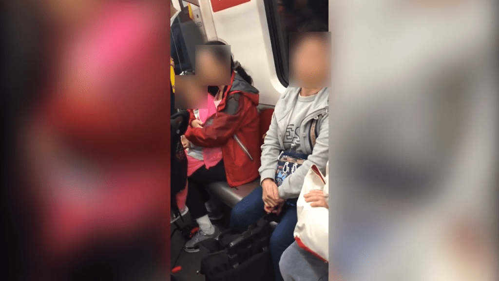 2016年港铁曾出现一名老妇与内地妈妈为让座，发生冲突，老妇一句：“识唔识咩叫做香港人优先！”引发热议。