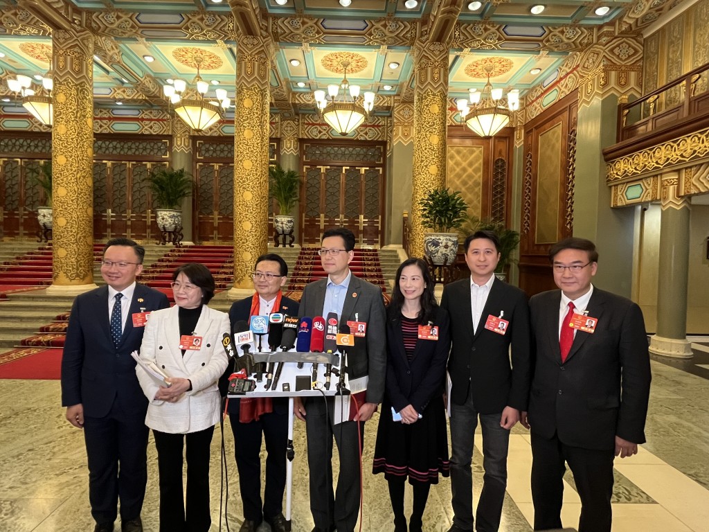 梁美芬(左二)指國家憲法是最高權威的法律。 梁美芬(左二)指國家憲法是最高權威的法律。