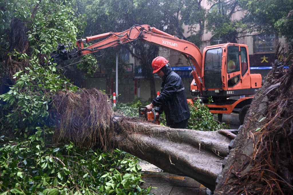 超強台風“摩羯”于6日22時20分前後，二次登陸廣東省湛江徐聞。 中新社