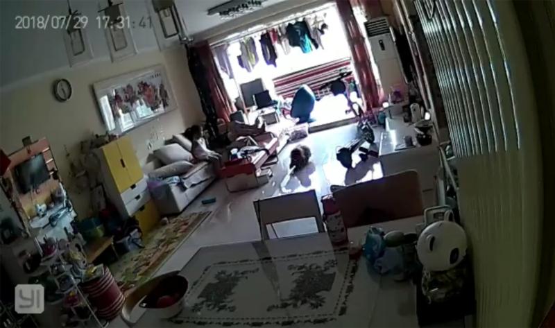 電動滑板車充電期間突然冒出白煙。 影片截圖