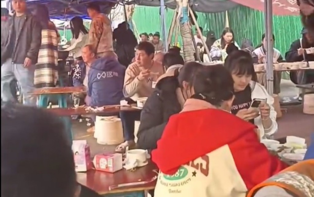 大學生們都跑到工地食堂吃飯。