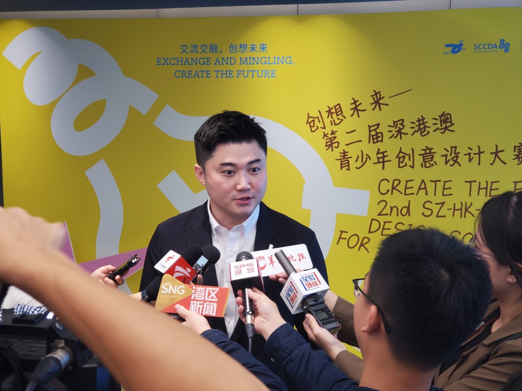 香港星島新聞集團行政總裁兼社長蔡晉接受媒體採訪。