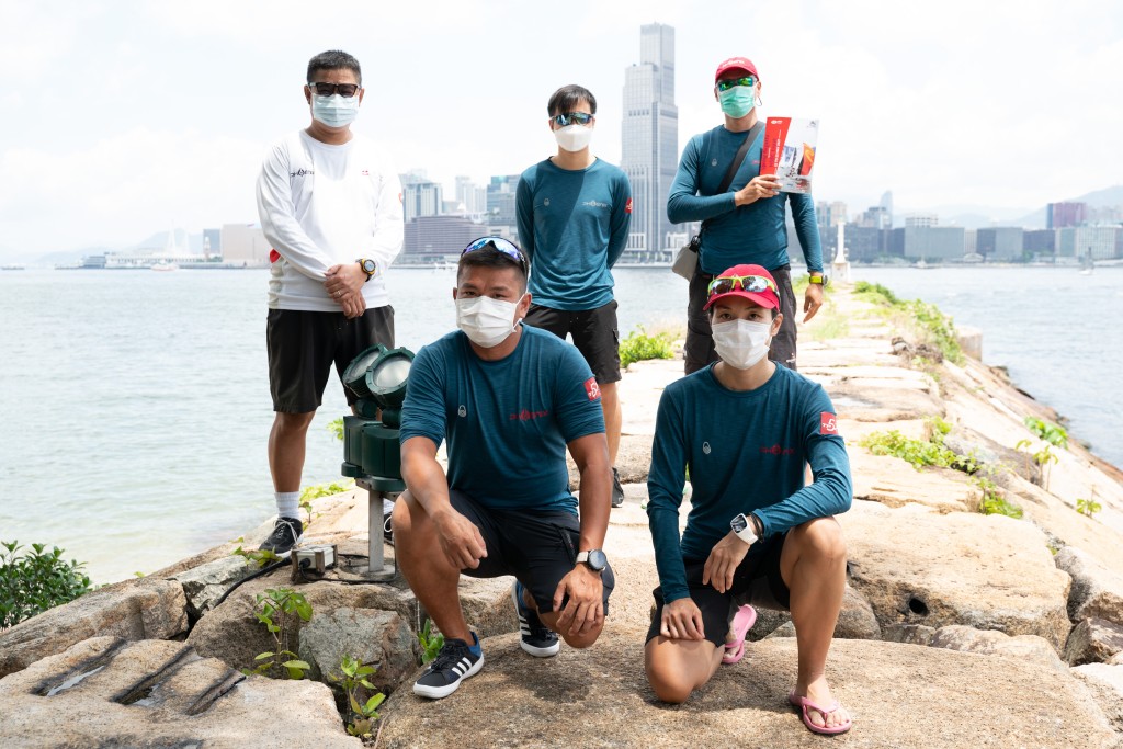 曾是港隊亞運三朝元老的湯潔芳(前排右)，今次於鳳凰號擔任球帆調校員。相片由公關提供