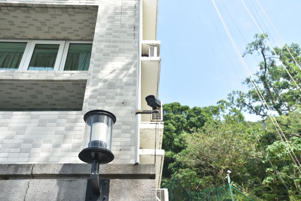 大廈外牆裝有閉路電視。