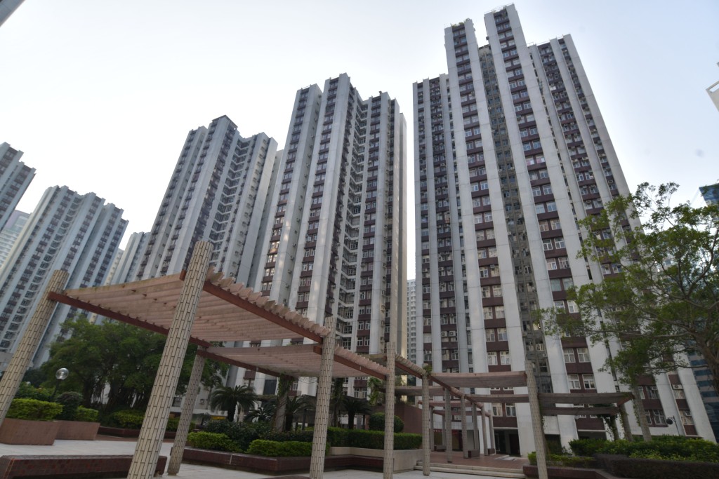 太古城东海阁中层G室,实用面积572方呎,属2房则王间隔,放盘仅10天即获用家以1018万元承接。 太古城东海阁中层G室,实用面积572方呎,属2房则王间隔,放盘仅10天即获用家以1018万元承接。