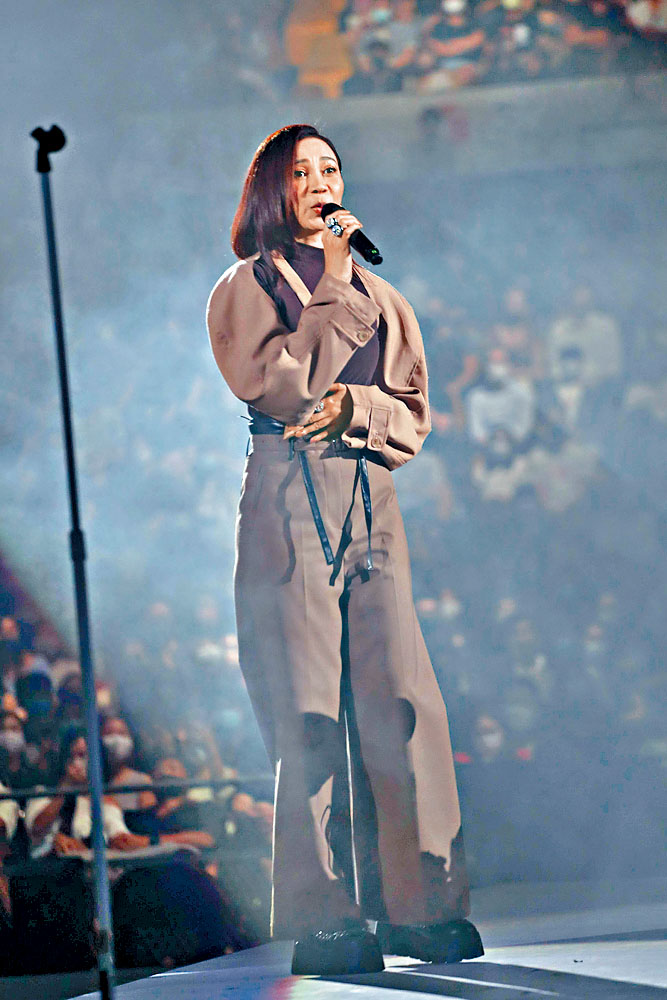 擔任表演嘉賓的AGA，笑言首次在四面台演唱，感覺好正！